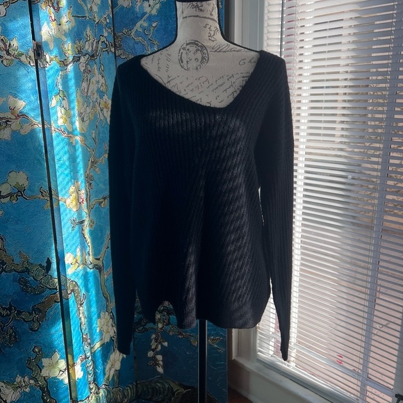 Guess size large black asymmetrical design sweater. - Picture 4 of 16